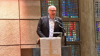Dekan Ralph Hartmann bei seiner Rede zur Einweihung des Anbaus der Epiphaniaskirche in Feudenheim.