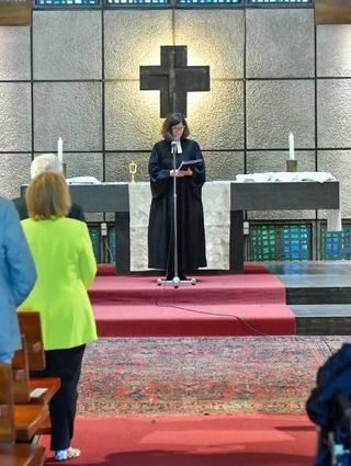 Pfarrerin Dorothee Löhr beim Gottesdienst zur Einweihung.