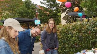 Freude bei Groß und Klein beim Gartenflohmarkt.