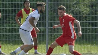 Ayhan Sabah (li., hier gegen Rheinaus Sebastian Wolf) trug sich beim 8:1-Schützenfest des FC Türkspor zwei Mal in die Torschützenliste ein.