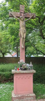 Ein steinernes Kreuz auf dem Friedhof in Heddesheim erinnert an einen Auftragsmord im Jahre 1854.