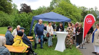 „Club 60“-Mitglied Helmut Acker (v. l.) übergibt Awo-Stadtteilservice-Leiterin Nicole Randle symbolisch eine Gießkanne. Daneben stehen „Club 60“-Mitglied Elsa Hennseler-Etté, Erste Bürgermeisterin Diana Pretzell und Leiterin Susanne Dehoust von der Awo-Stabsstelle Verband im Quartier.