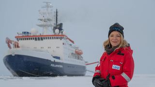 Hat immer noch Hoffnung, dass alles vielleicht nicht ganz so schlimmt wird: Antje Boetius auf Expedition neben dem Eisbrecher „Polarstern“.