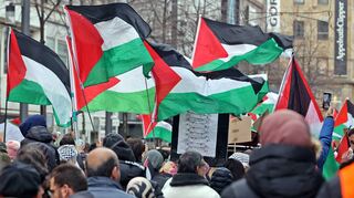 Regelmäßig ziehen pro-palästinensische Demonstrationen über die Planken oder durch die Fressgasse.