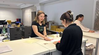 Die Verwaltungsauszubildenden, die traditionell das Wahlbüro betreuen, beraten Bürgerinnen und Bürger bei der Briefwahl.