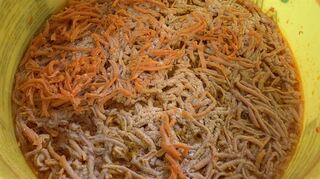 Lecker im Restaurant essen gehen? Manchmal sieht es hinter den Kulissen sehr unappetitlich aus. Ein Beispiel ist dieser Karottensalat.