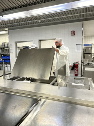 Lebensmittelkontrolleur Stefan Fitzer schaut sich in der Küche der GRN-Klinik Weinheim um.