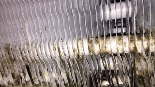 Eine verdreckte Kühlrippe: Grund für eine Beanstandung.