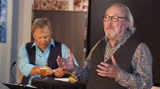Franz Kain (l.) und Manfred Maser tauschen in der Kulturscheune in Viernheim Lebensweisheiten aus.