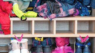 Eine Garderobe in einem Kindergarten: Wegen gestiegener Kosten sollen die die Beiträge für die städtische Kita Römernest angehoben werden.