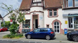 Das Café Hygge auf der Hauptstraße Feudenheim. Wo das blaue Auto steht, könnten Gäste sitzen.