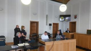 Der Angeklagte mit seinem Verteidiger, Rechtsanwalt Manfred Zipper (r.), und dem Kfz-Sachverständigen Huber Mrugalla (l.) zu Beginn des Prozesses.