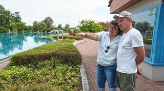 Sehen kurz vor der Eröffnung noch mal ganz genau hin: Heike Bührer von der GGEW und Schwimmmeister Leonid Kardasch.