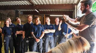 David Röhrig zeigt, wie man mit einem Seil ein Pony anleinen soll: Die Feuerwehr nimmt Unterricht bei der Zoologie des Luisenparks.