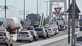 <p>Lkw dürfen ab Montag nur noch mit Tempo 30 über die Kurt-Schumacher-Brücke rollen.<br></p>