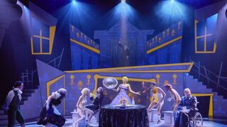 Mitreißendes Spiel in beeindruckender Kulisse bietet die Inszenierung von Richard O’Briens Kult-Musical „The Rocky Horror Show“ am Mainfranken Theater in Würzburg.