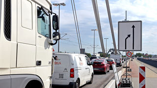 Auf der Kurt-Schumacher-Brücke wird es Richtung Mannheim einspurig.