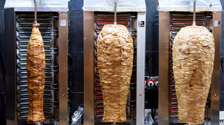 Immer weniger Döner für dasselbe Geld? Die Inflation ist längst auch beim Imbissklassiker angekommen. Aber wie teuer ist der Döner in Mannheim eigentlich im Durchschnitt?