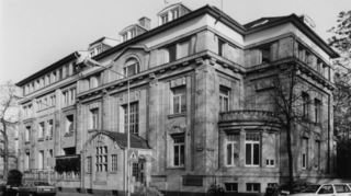 Gut wiederzuerkennen: das Jugendstil-Gebäude in der Mollstraße an der Ecke Sophienstraße (r.).