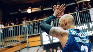 Publikumsliebling und Leitfigur: Der ehemalige Würzburger Maurice Stuckey bleibt bei den Merlins Crailsheim, trotz des Abstiegs aus der Basketball-Bundesliga.