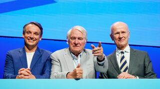 In der SAP Arena: SAP-Vorstandsvorsitzender Christian Klein (v.l.), Aufsichtsratsvorsitzender Hasso Plattner und sein Nachfolger Pekka Ala-Pietilä.