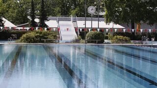 Einladend präsentiert sich das neue Schwimmerbecken aus Edelstahl vor dem Saisonstart im Waldschwimmbad. Im Hintergrund die große Rutsche des Nichtschwimmerbereichs.