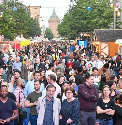 Die vollen Planken mit Besuchern und hinten der Wasserturm beim Stadtfest 2023 in Mannheim.