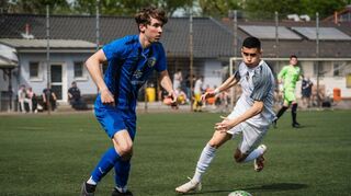 Die abstiegsbedrohte FSG Riedrode, hier FSG-Spieler Marcel Paul Mlynek (l), hat in der Gruppenliga kein einfaches Restprogramm. Am Samstag geht es nach Groß-Gerau, die Woche darauf zu Hause gegen Bickenbach.