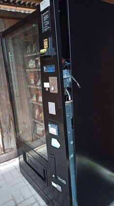 Der Automat von Jens Müller vor dem Hofladen der Familie Jäck wurde aufgebrochen. Die Täter haben einen großen Schaden hinterlassen.