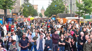 Die vollen Planken mit Besuchern und hinten der Wasserturm beim Stadtfest 2023 in Mannheim.