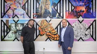 Kurator Pascal Baumgärtner (v.l.) und Oberbürgermeister Eckart Würzner stellen in der Galerie „WOW“ das Programm des „Metropolink“-Festivals vor.