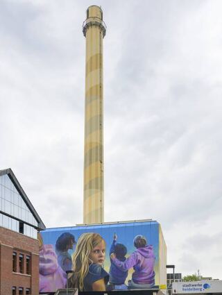 Der 80 Meter hohe Schlot der Stadtwerke soll demnächst bemalt werden.