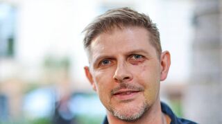 Das ist Matthias Ecke, der Dresdner SPD-Politiker, der am 3. Mai brutal angegriffen wurde. Aurel Popescu möchte nicht mit einem Bild in der Zeitung erscheinen – aus Angst vor weiteren Angriffen auf sich und seine Familie.
