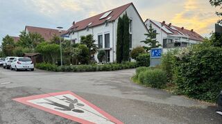 Die Felix-Wankel-Straße in Neckarhausen behält ihren Namen vorerst, bekommt aber ein Zusatzschild mit Hinweis auf die NS-Vergangenheit Wankels.