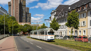 Solch ein alter Triebwagen fährt auf der Sonderlinie.