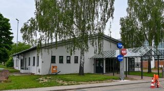 Die alte amerikanische Vorschule neben der Sportsarena dient nun als House of Maemories, davor das Schild vom einstigen „Top Hat Club“.