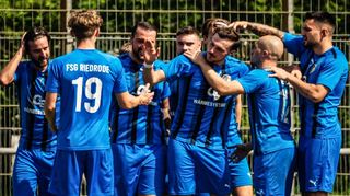 Großer Zusammenhalt: Die Spieler der FSG Riedrode wollen sich als Einheit gegen den drohenden Abstieg stemmen.