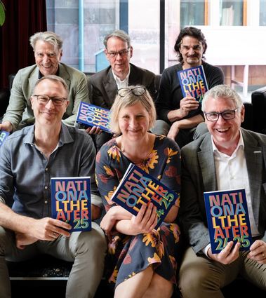Freut sich bei der Jahrespressekonferenz in der Lobby auf die nächste Saison: die Intendantenriege (v.h.l.) aus Tilmann Pröllochs, Albrecht Puhlmann, Stephan Thoss, Christian Holtzhauer und Ulrike Stöck sowie Bürgermeister Thorsten Riehle.