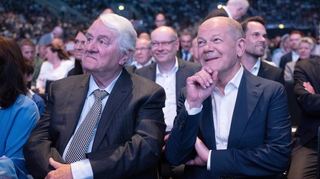 SAP-Mitgründer Hasso Plattner (l.) und Bundeskanzler Olaf Scholz (SPD) in der Mannheimer SAP Arena.