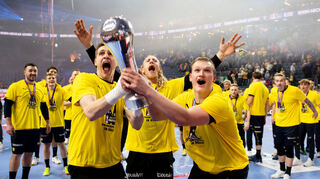 Bild mit Symbolcharakter: Joel Birlehm (von links), Mikael Appelgren und David Späth feiern im April 2023 gemeinsam den DHB-Pokalsieg. Das Torwart-Trio der Löwen ging immer fair und respektvoll miteinander um.