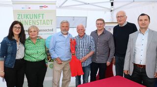 Dilek Ökmener-Sülük (v.l.), Brigitta Eckert, Gerhard Mandel, Fritz und Sascha Niebler, Wolfgang Hofmann und Hasan Sülük bescherten den Zuhörerinnen und Zuhörern auf dem Apostelplatz einen unterhaltsamen Nachmittag.