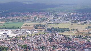 Möglicher Standort für eine Feuerwache könnte der Kreuzungsbereich zwischen Frankenthaler Straße und Lilienthalstraße (Bildmitte) sein.