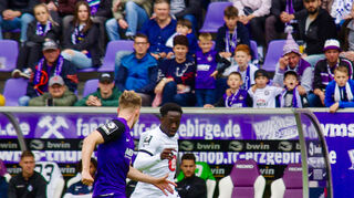 Erik Majetschak gegen Kennedy Onyedika Okpala im Laufduell beim Spiel in der 3. Liga, Erzgebirge Aue - SV Waldhof Mannheim.