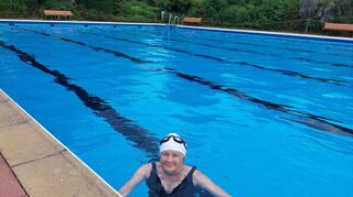 Annie Arkesteijn zieht im Parkschwimmbad auf der Rheinau einsam ihre Bahnen im Wasser.