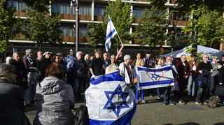 Zu der zeitgleichen Kundgebung der Deutsch-Israelischen Gesellschaft kamen rund 100 Menschen.