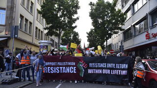Die Demonstranten riefen Parolen wie „Stoppt die Besetzung und stoppt den Mord“bei ihrem Zug durch die Mannheimer Innenstadt.