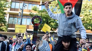 Protestierende von Free Palestine am Paradeplatz in Mannheim. Der Schlüssel, den eine Person in die Höhe reckt, steht als Symbol für die Rückkehr in die Dörfer, die Zehntausende Palästinenser im arabisch-israelischen Krieg 1948 verlassen mussten.