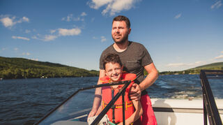 Vielfalt der Boote: Kleine Motorboote für Ausflüge auf dem See bis hin zu leistungsstarken Speedbooten für Adrenalinschübe.