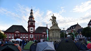 50 Menschen haben im Protestcamp übernachtet. Rund 30 Zelte standen auf dem Marktplatz. Nach Polizeiangaben verlief die Nacht ruhig.