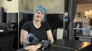 Tattoo-Artist Vyta Gud arbeitet bei „Absolut Tattoo“ in der Heidelberger Altstadt – hier an einer künstlichen Hand aus Silikon.